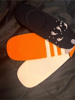 NEW 3 pack women’s no show socks
Old navy